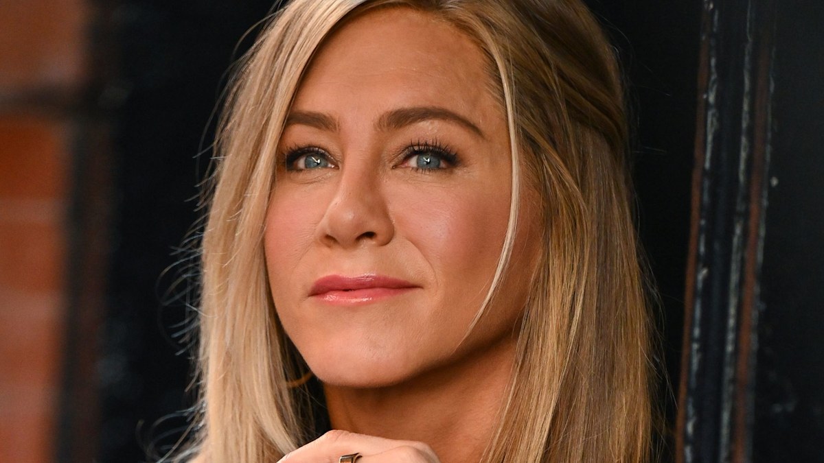 Jennifer Aniston Channels Rachel Green with Stunning Braless Look