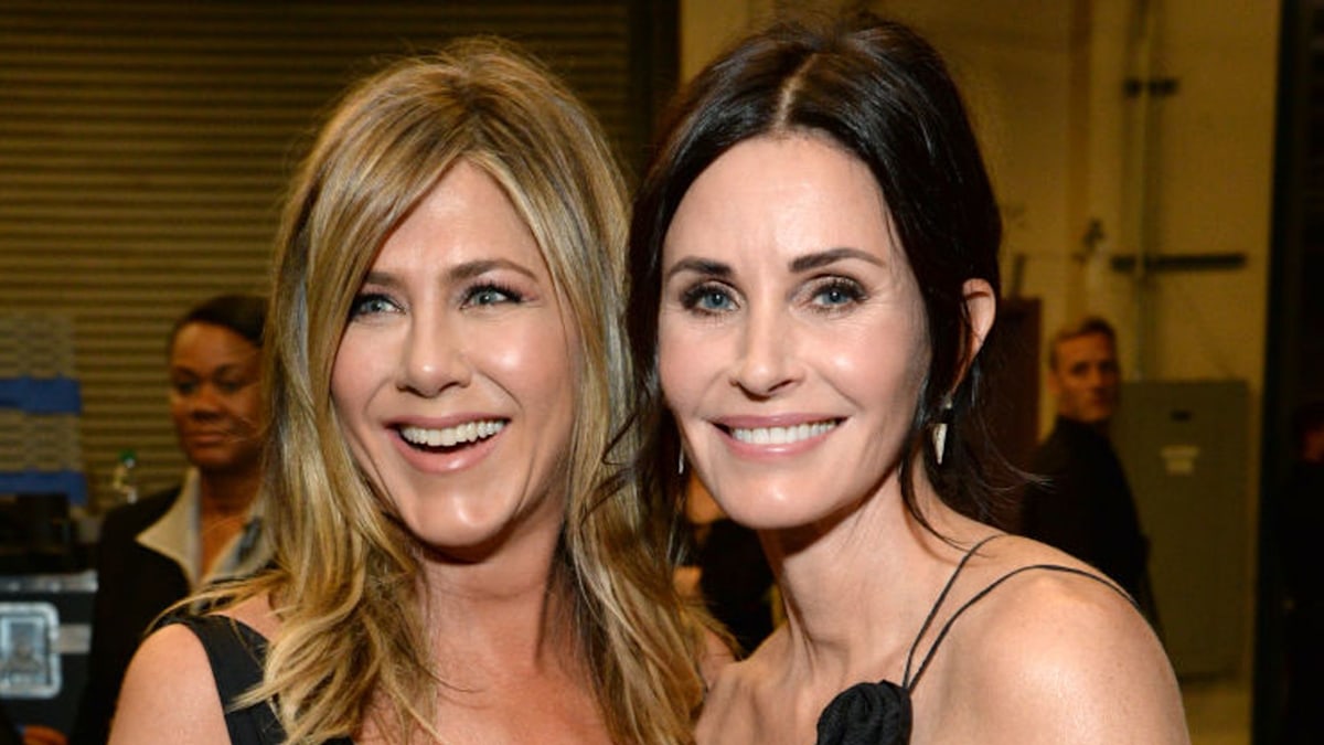 Epic Friendsgiving! Jennifer Aniston and Courteney Cox Reunite with A-List Guests
