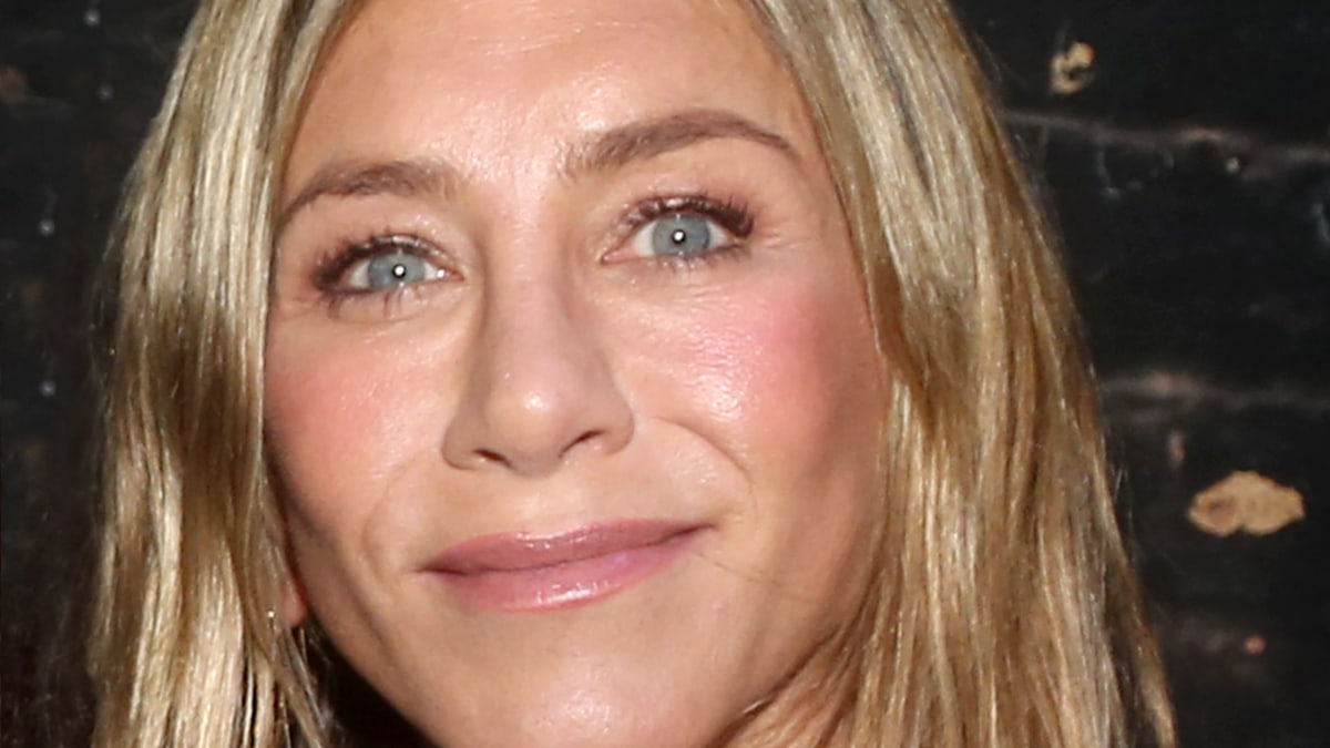 Jennifer Aniston’s Airport Style is All About That ‘Rachel Green’ Vibe!