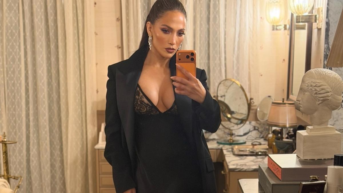 Jennifer Lopez’s St. Agni Top Has the Biggest Back Cutout You’ve Ever Seen